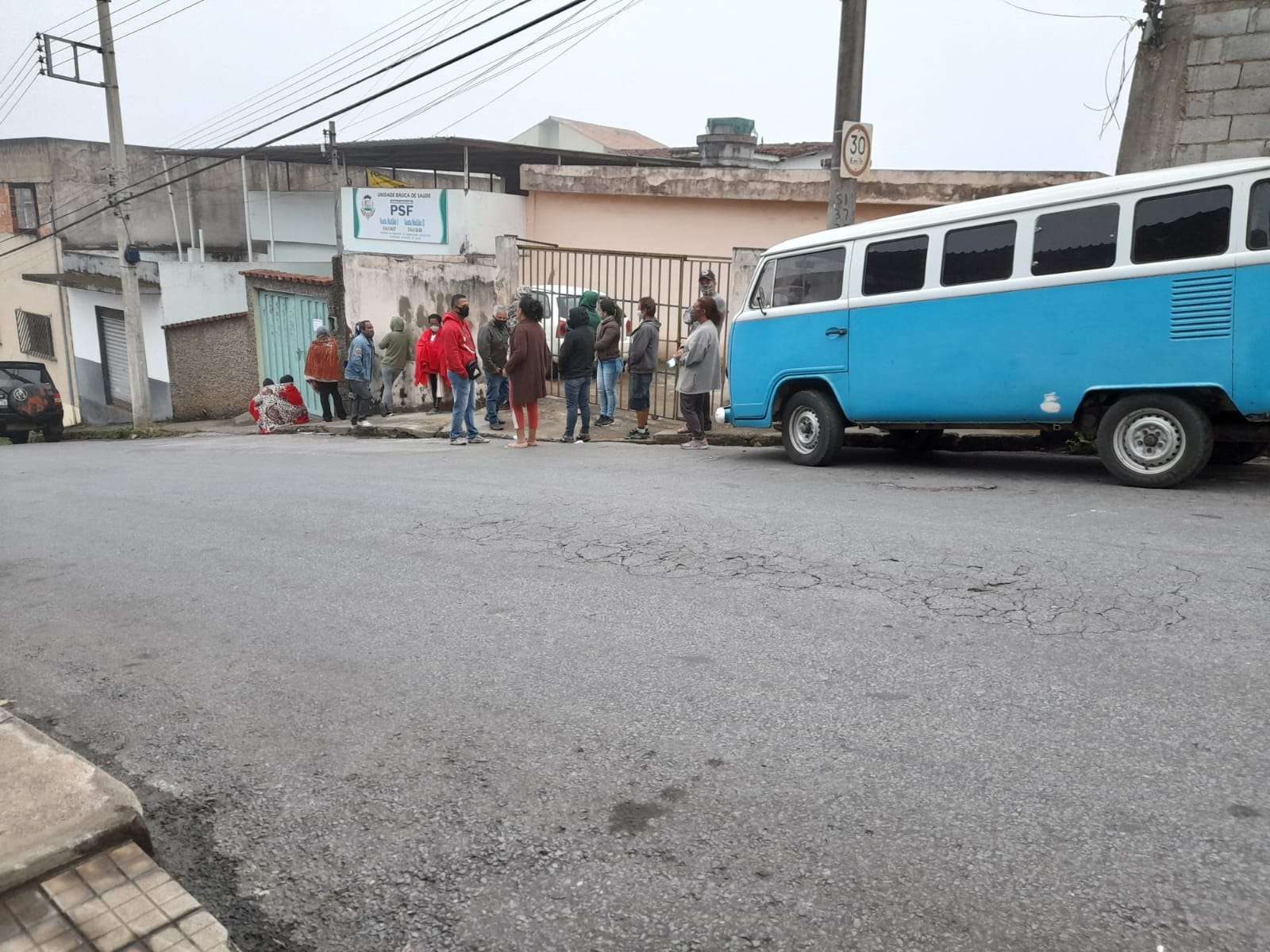 Pacientes Dormem Em Fila A Espera De Atendimento Correio De Minas