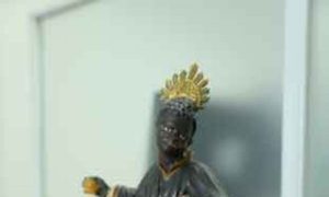 O retorno de São Benedito: imagem furtada há 28 anos volta a igreja de Nossa Senhora da Soledade, no distrito de Lobo Leite, em Congonhas (MG); imagem seria vendia em leilão