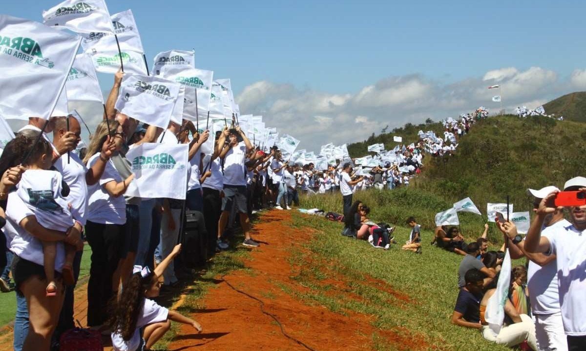 Abraço simbólico reúne centenas e cobra a preservação da Serra da Moeda