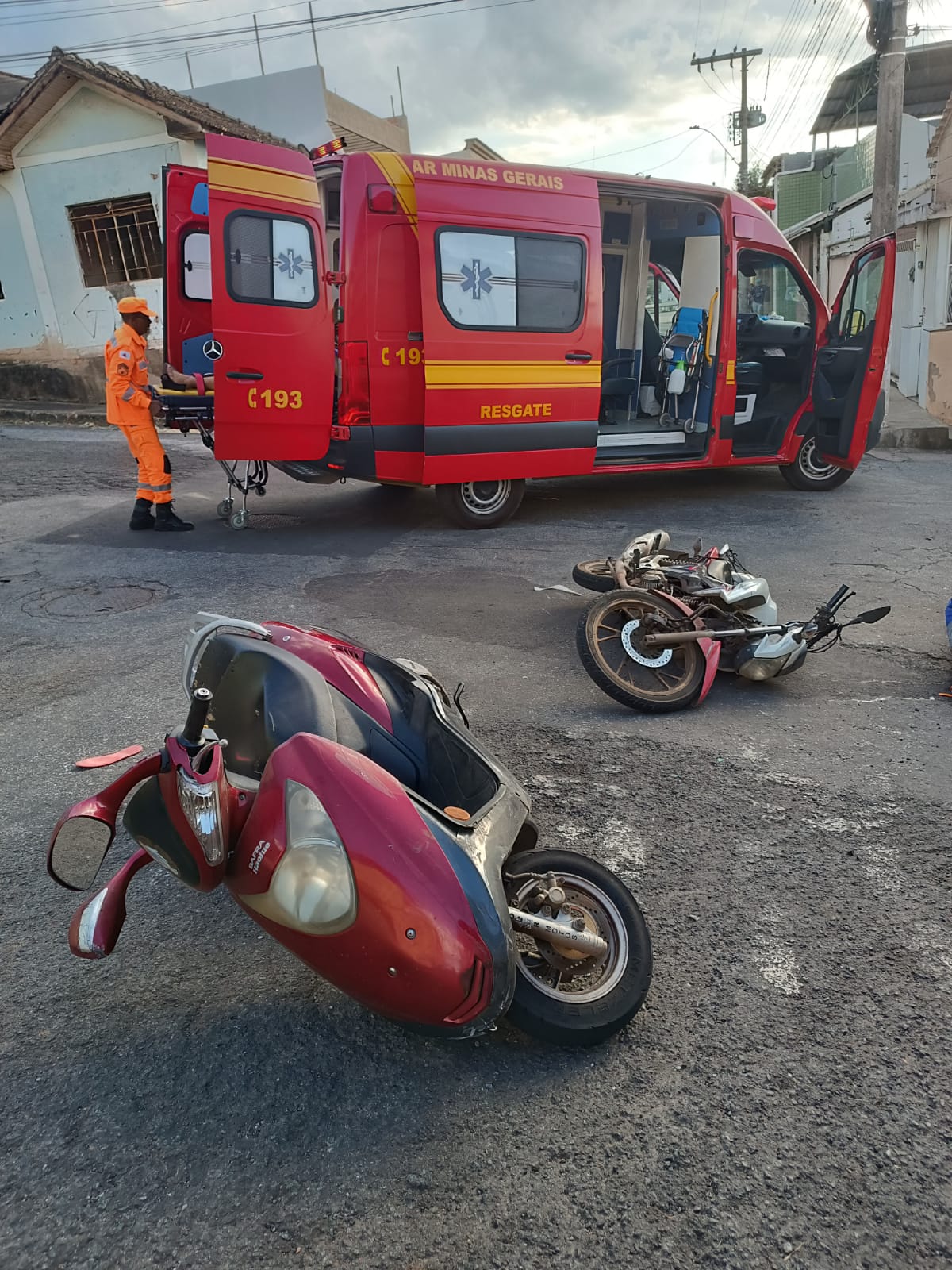 Bombeiros socorrem motociclistas feridos em acidente