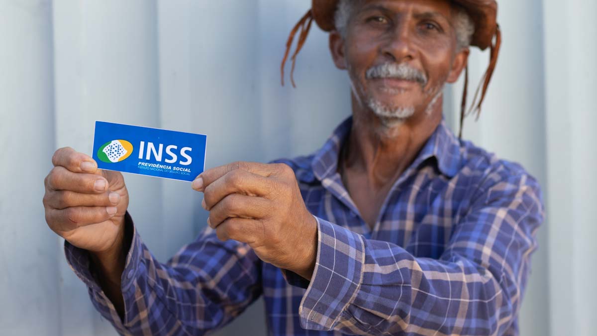 INSS abre 9.229 vagas com salários de até R$ 9.767; aposentados também podem receber