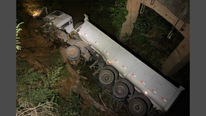 Motorista salta de caminhão em movimento antes de o veículo cair de ponte de 10 metros de altura