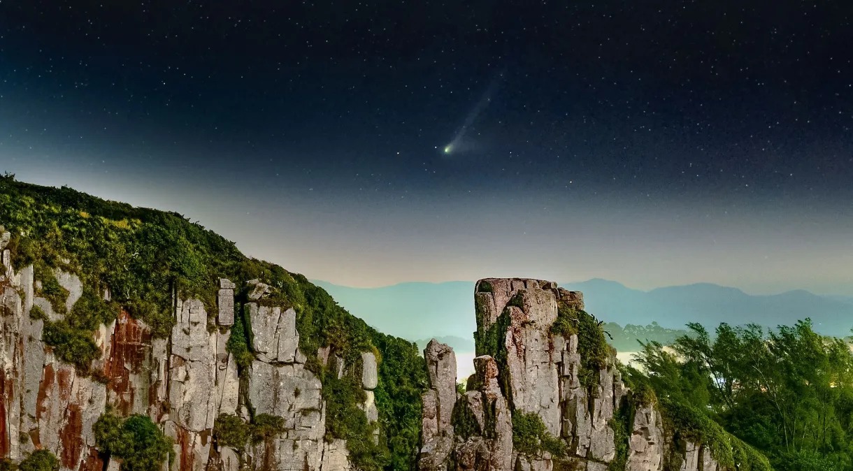 Fotógrafo registra passagem do “Cometa do Diabo” pelo céu do Brasil; veja