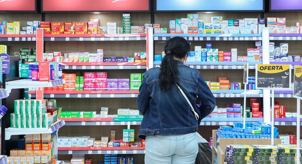 Por que o Brasil tem mais de 90 mil farmácias, com concorrentes uma ao lado da outra nas ruas?