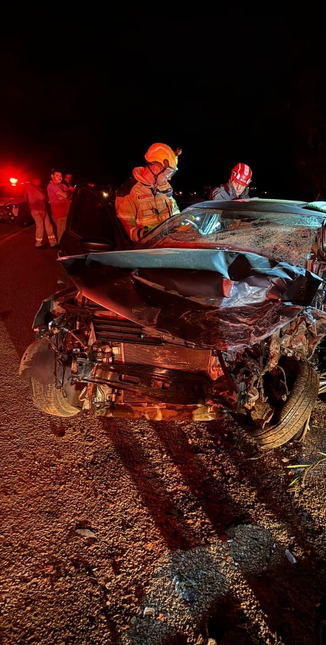 CENA CHOCANTE: carros ficam destruídos e e acidente deixa 4 vítimas; bombeiros retiram ferido preso às ferragens