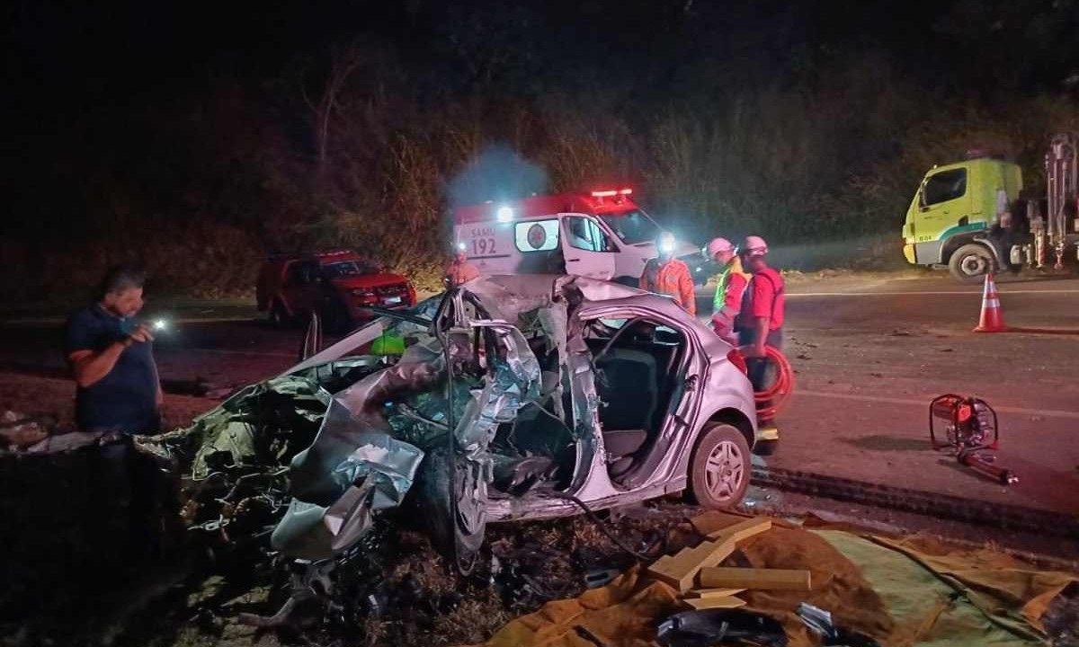 Homem de 30 anos morre em acidente com carro e carreta em Minas