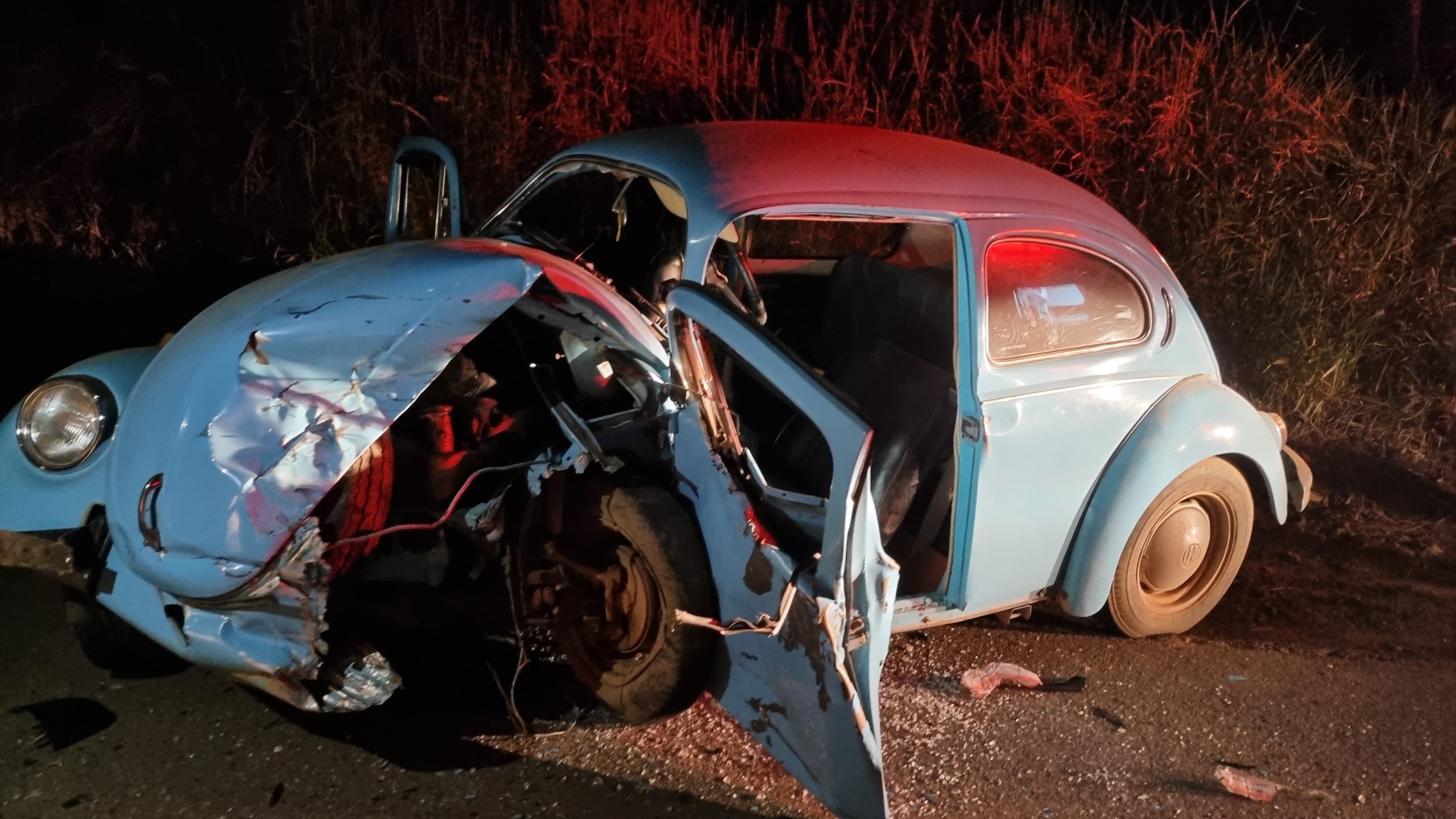 PERTO DA TRAGÉDIA: colisão destrói carros e deixa 4   vítimas