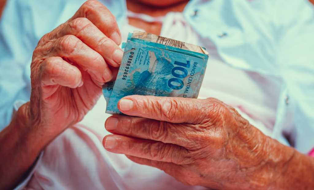 Governo bate o martelo e divulga novo valor do salário mínimo para idosos, confira