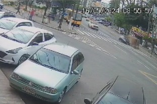 Confira vídeo do capotamento na avenida em que carro ficou de rodas para cima