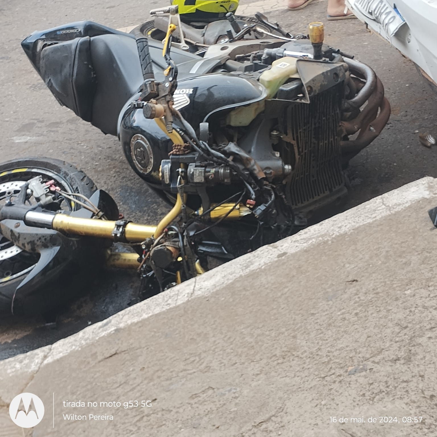 PERTO DA TRAGÉDIA: moto se parte ao meio em acidente no centro da cidade; veja fotos