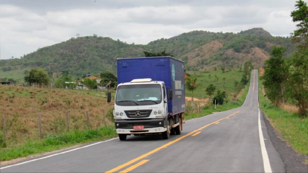 Veículos de carga terão restrições em rodovias mineiras durante feriado da Semana Santa