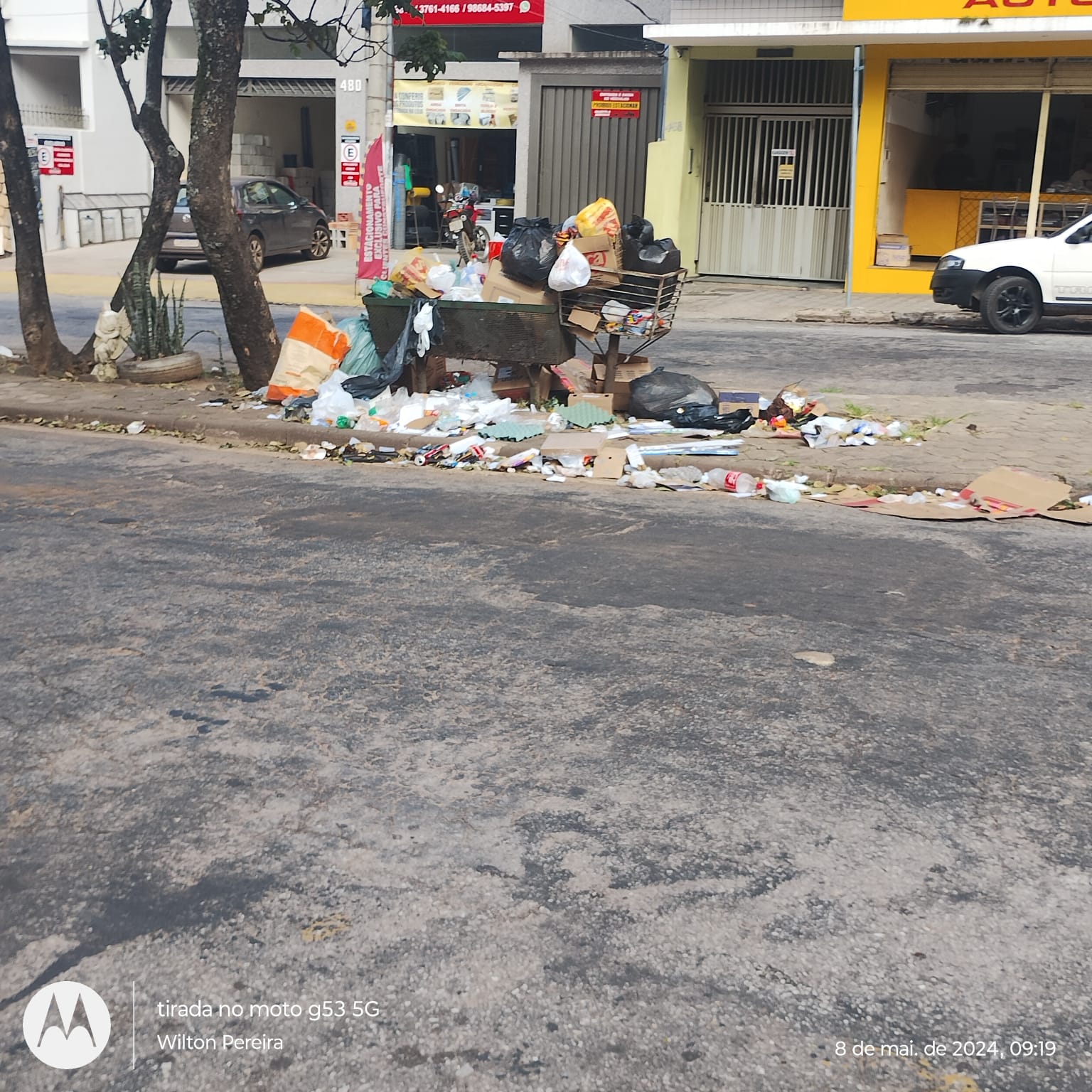 CIDADE TOMADA PELO LIXO: vídeo flagra motorista dirigindo caminhão e recolhendo lixo; vereadores defendem fim do contrato com empresa de coleta