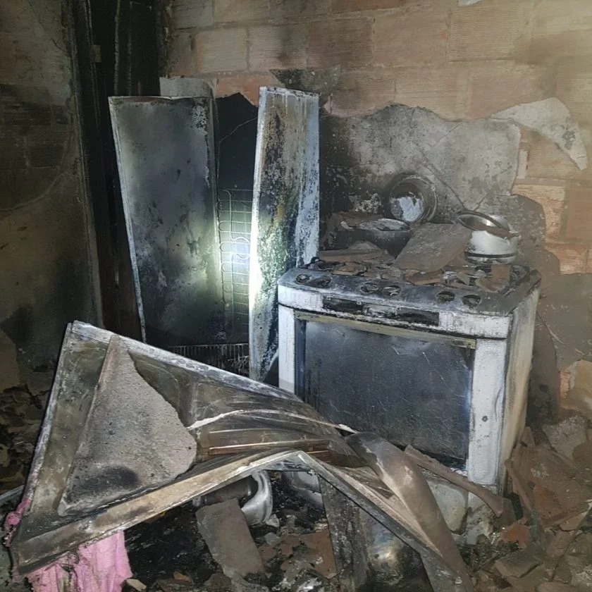 Homem morre carbonizado ao atear fogo na própria casa após briga com sua esposa