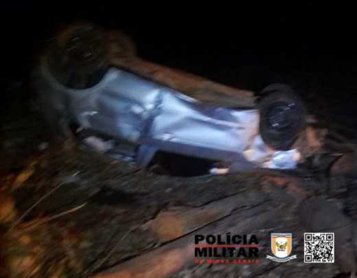 Capotamento de carro mata duas pessoas no centro de Minas