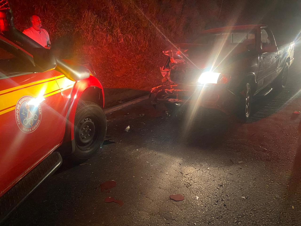 DE NOVO: ao tentar fazer manobra irregular, motorista provoca acidente envolvendo 3 carros;  um deles bateu na viatura dos bombeiros