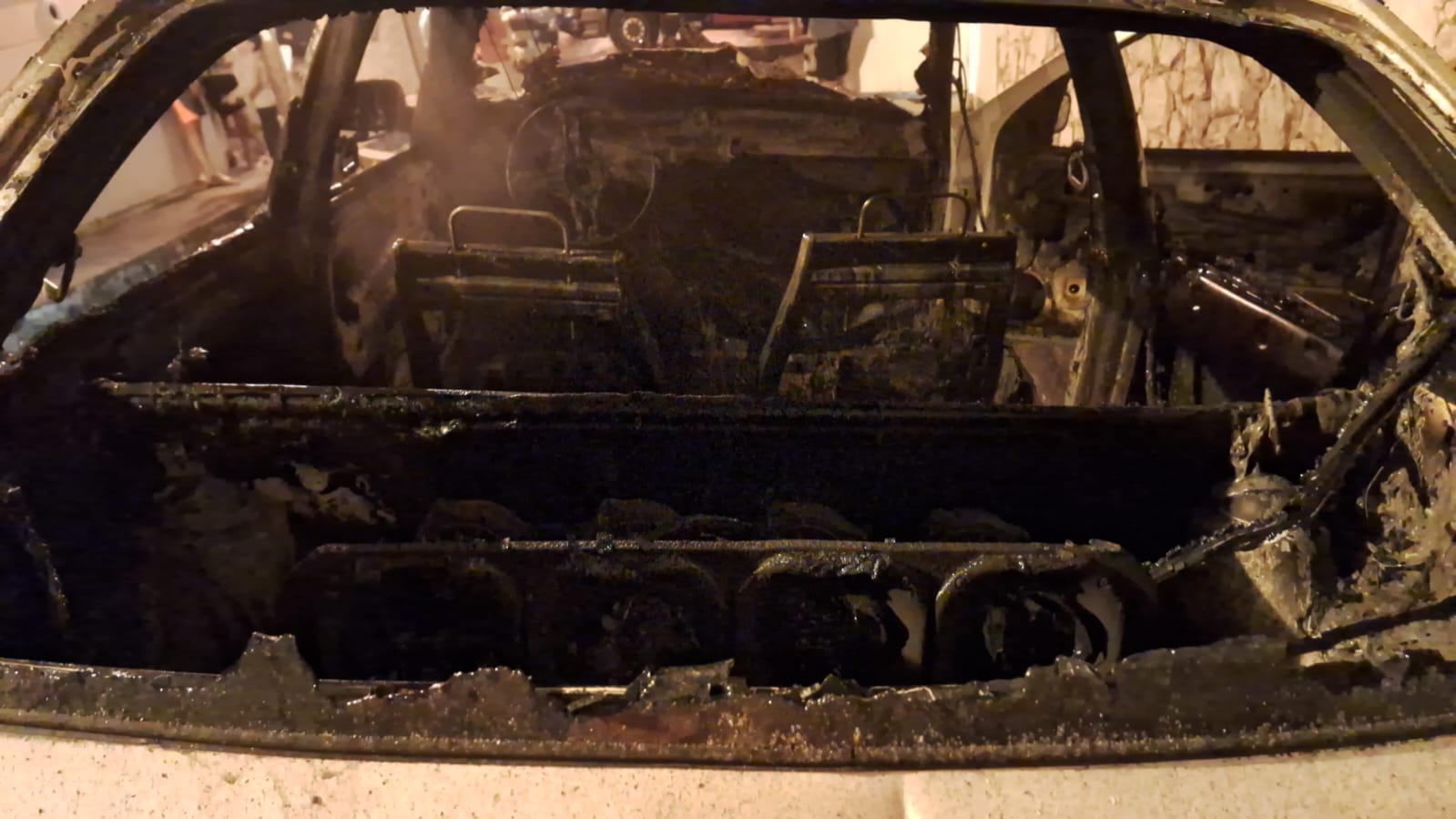 Carro fica totalmente destruído em incêndio criminoso em centro histórico