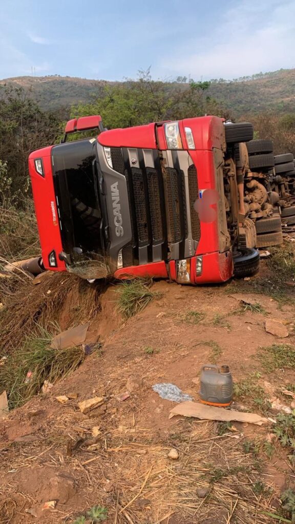 Motorista perde controle de carreta com leite do Ita e veículo tomba na BR-356