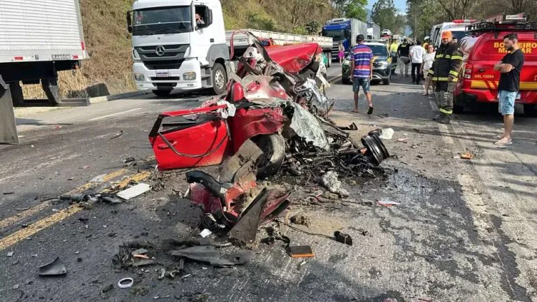 Acidente frontal deixa motorista morto em rodovia de MG