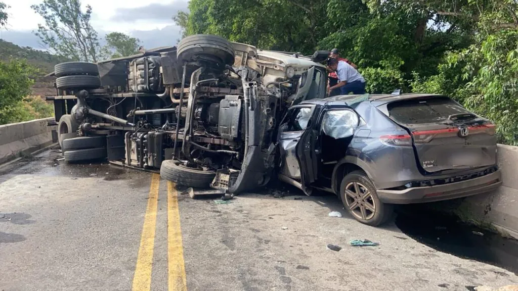 Acidente entre carro e caminhão deixa quatro vítimas na BR-040