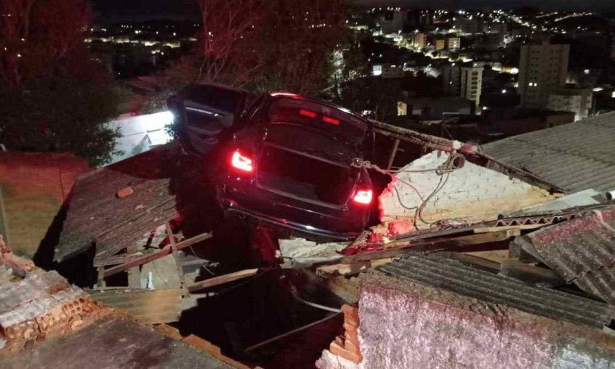 Carro cai em cima de telhado de casa e 3 pessoas são resgatadas