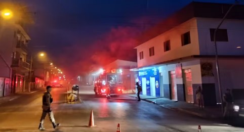 Mulher deixa vela acesa em cima da geladeira, vai dormir e acorda com apartamento tomado por fumaça em MG