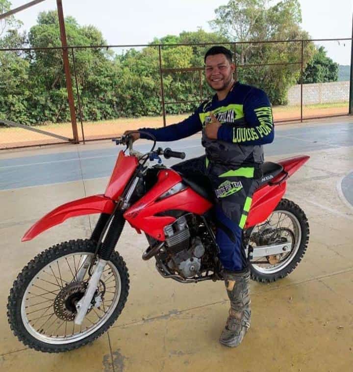 EMOÇÃO E DOR: corpo de jovem é sepultado em meio homenagens de colegas motociclistas