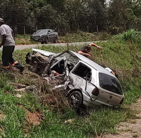 Carro tem perda total em acidente na Estrada Real