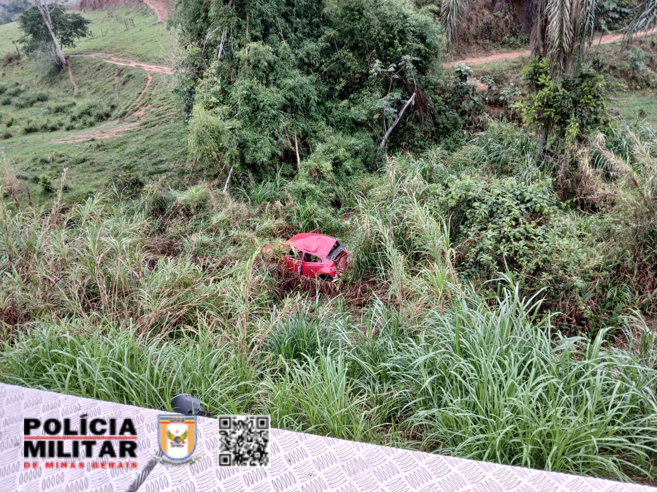 Motorista perde controle de carro, cai em ribanceira e acidente mata idosa