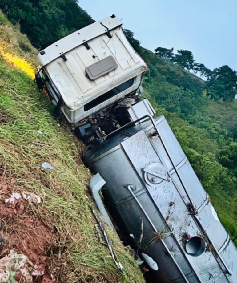 Caminhão tanque cai em ribanceira e motorista morre depois de ser ejetado da cabine